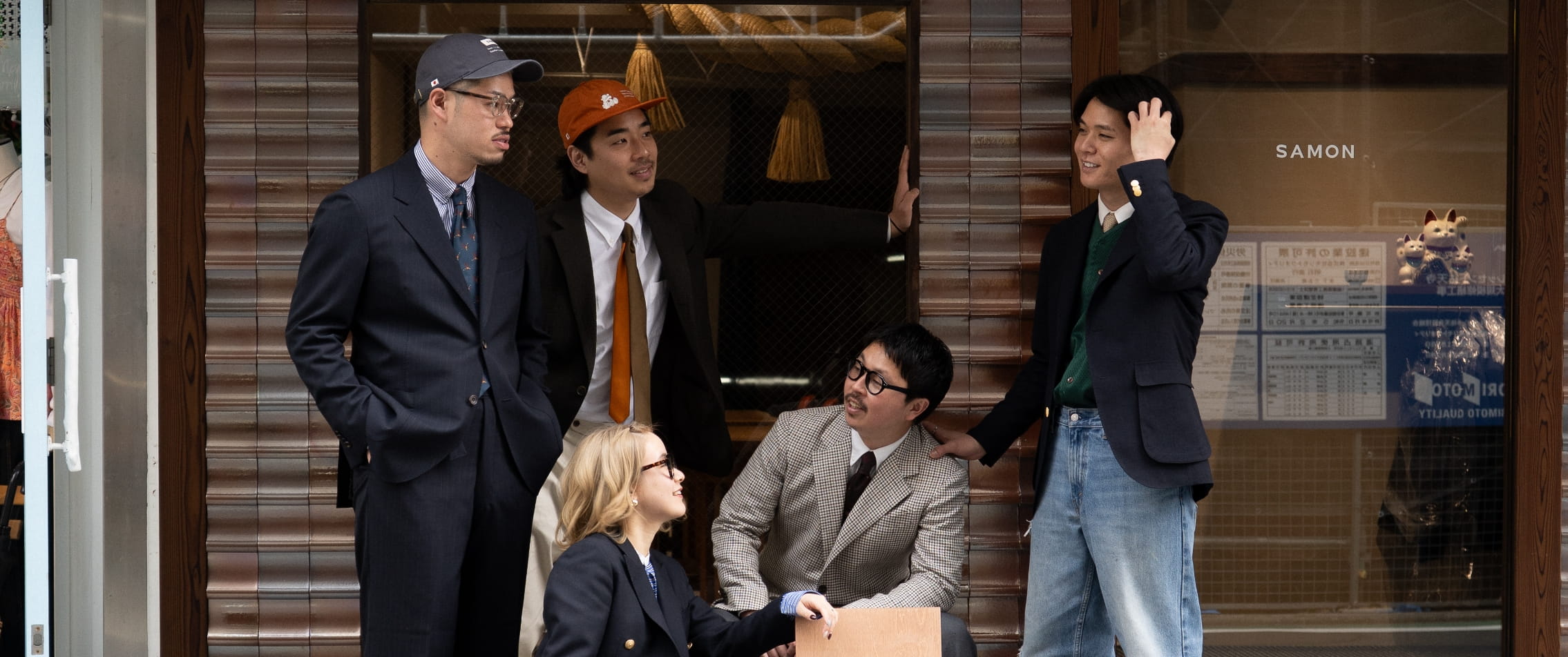 SAMONの店舗前に集まるスーツ姿の人々
